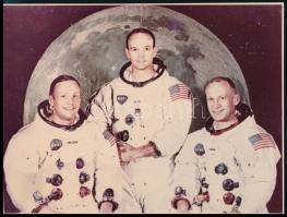 1969 Neil A. Armstrong, Michael Collins, Edwin E. Aldrin amerikai űrhajósok, az Apollo-11 személyzetéről készült fotó, hátulján felirat, 11,5x15,5 cm