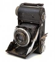 Beltica Cludor kamera Carl Zeiss Tessar 1:3,5, f: 5 objektívvel. Kereső nélkül. Megviselt bőr tokban...