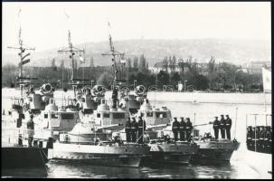 cca 1980 A szovjet dunai flottilla naszádjai budapesti látogatáson, fotó, hátulján felirat,15,5x23,5 cm