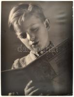 1930 Klell Kálmán (1897-1980): Szól a trombita, fotóművészeti alkotás, felületén törésnyom, 40×30 cm