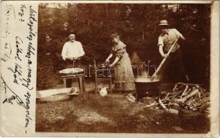 1906 Taracköz, Teresva; szilvalekvár befőzés üstben / plum jam making. photo (EK)