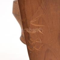 VS 83 jelzéssel: Alakok. Fa, fém. Jelzett. 17,5 cm