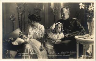 Prince Wilhelm and Princess Sophie of Albania with their children. Oirignal-Aufnahme von Selle-Kuntze-Niederastroth Königl.-Hofphotographen
