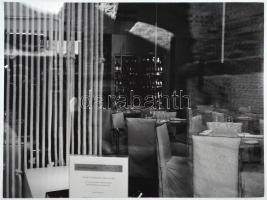 Bopp Heni (?-): Étterem az üvegen át, jelzett fotóművészeti alkotás, 30×40 cm