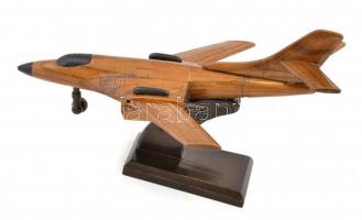 MIG vadászrepülő, fából készült makett, állítható szárnyakkal, orron és szárnyakon kis kopásnyomokkal, 29×17 cm
