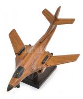 MIG vadászrepülő, fából készült makett, állítható szárnyakkal, orron és szárnyakon kis kopásnyomokka...