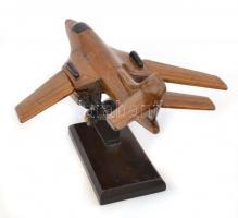 MIG vadászrepülő, fából készült makett, állítható szárnyakkal, orron és szárnyakon kis kopásnyomokka...