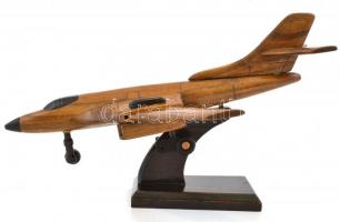 MIG vadászrepülő, fából készült makett, állítható szárnyakkal, orron és szárnyakon kis kopásnyomokka...