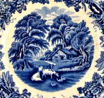 Angol kistányér, falusi táj ábrázolással, levonóképes, hátoldalon javítással, d: 16 cm