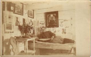 1916 Máthé Béla főhadnagy otthona Kadlubiska mellett, szoba belső, falióra Ferenc József portréjával / WWI K.u.k. military, room of a lieutenant, interior. photo