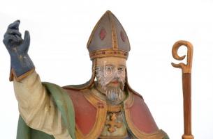 Faragott, festett fa püspök szobor, kopásnyomokkal, a hátoldalán repedésekkel, a talapzaton sérülése...