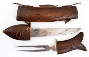 Hal alakú kés/húsvilla, faragott fa markolattal, és tokkal, fém részekkel, a pengéken jelzett, a far...