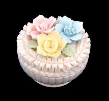 Biszkvit porcelán ékszertartó, fedelén plasztikus, színes virág díszítéssel, jelzés nélkül, apró csorbával a peremén, d: 7,5 cm, m. 6,5 cm
