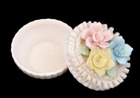 Biszkvit porcelán ékszertartó, fedelén plasztikus, színes virág díszítéssel, jelzés nélkül, apró cso...