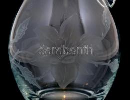 Színtelen üveg kiöntő dugóval, metszett virág díszítéssel, címkével jelzett (Made in Roumania), apró...