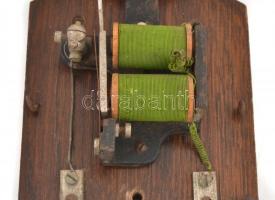 Régi egyedi csengő, fa talapzaton, jó állapotban, működik, 18x10 cm