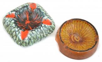 Kerámia tétel: iparművész hamutál, tál, két régi jelzett fajansz tányér, mind lepattanásokkal