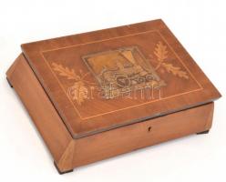 Fa kártya láda  MÁV réz plakettel. Benne Ikarusz francia kártya pakli (hiányos) Intarziás ládika. 21...