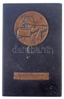 1933. Soroksári öreg leventék díja 1933 ezüstözött Br lemezplakett (51x10mm) és Sportlövész ábrázolású ezüstözött Br éremmel (50mm), fekete márványtalapzaton (88x138x20mm) T:2- erősen kopott ezüstözés