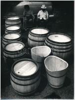 cca 1974 Müller Ferenc budapesti fotóművész pecséttel jelzett, vintage alkotása (Kádár mester és a portékája), 24x18 cm