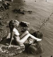 cca 1985 Több fotómodell közreműködésével készült aktfotók, 13 db vintage negatív, Menesdorfer Lajos...