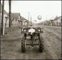 cca 1970 Házilagosan gyártott motoros, ,,buhera" járművek (csettegők és egyebek), 13 db vintage negatív, Demeter Sándor szentesi fényképész hagyatékából, 6x6 cm