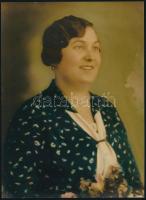 cca 1947 Színezett női portré, vintage fotó Demeter Sándor szentesi fényképész hagyatékából, 23,3x17,2 cm