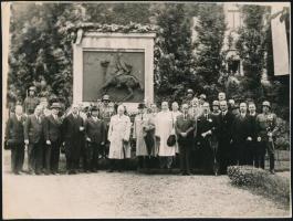 cca 1940 Katonai emlékmű koszorúzásán részt vett civilek és katonák csoportképe, 17x23 cm