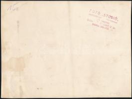 cca 1940 Katonai emlékmű koszorúzásán részt vett civilek és katonák csoportképe, 17x23 cm