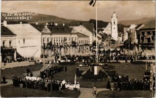 1940 Gyergyószentmiklós, Gheorgheni; a város várja a honvédeket bevonuláskor, országzászló / the town waiting for the entry of the Hungarian troops, flag. photo (EK)