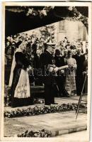 1940 Kolozsvár, Cluj; bevonulás, Horthy Miklós beszéd közben feleségével, Purgly Magdolnával / entry of the Hungarian troops, Horthy's speech with his wife