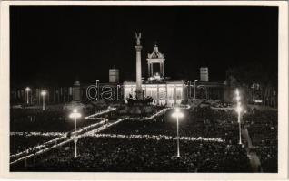 1938 Budapest XIV. XXXIV. Nemzetközi Eucharisztikus Kongresszus főoltára este, tömeg