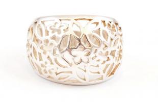 Ezüst(Ag) virágos, áttört gyűrű, jelzett, méret: 53, nettó: 4,2 g