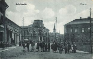 Salgótarján Fő utca kisdiákokkal