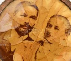 Arany (Au) 14K fényképtartó kitűző, fém tűszerelékkel, jelzés nélkül, d: 4,5 cm, bruttó: 7,3 g