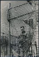 Györke Dénes: Hálókötés. Feliratozott fotó 1961. 16x24 cm