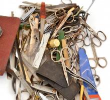 30 db olló, több db körömcsipesz, körömreszelő és hasonló eszközök, vegyes, részben rozsdás állapotb...