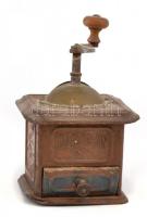 Régi fém kávédaráló, Salgótarján felirattal, kopottas állapotban, alsó pereme egyik sarkánál deformá...