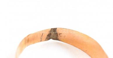 Arany(Au) 14K gyűrű, kővel, jelzett, javított, méret: 59, bruttó: 2,2 g