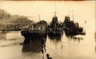 A Magyar Királyi Folyamőrség őrnaszádjai / Hungarian Royal River Guard ships. Emke photo (fl)
