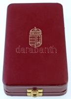 Bordó színű üres kitüntetés tok, a kialakított fészek méretei alapján feltehetően a Magyar Köztársas...