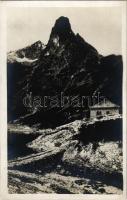 Tátra, Magas-Tátra, Vysoké Tatry; Zöld-tó és Karbunkulus-torony. Kuszmann Gyula kiadása. "International" 1914 - 97/6996. / Grüner See mit Karfunkelturm / mountains, chalet