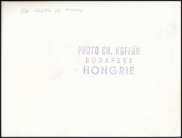 Koffán Károly (1909-1985): Idős nő portréja, pecséttel jelzett fotó, 18×24 cm