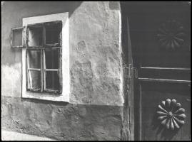 1969 Ajtó és ablak, pecséttel jelzett, feliratozott fotóművészeti alkotás, sarkain törésnyomok, szélein kis szakadásokkal, 30×40 cm