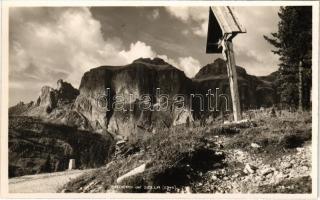 Dolomiti, Dolomites; Gruppo del Sella / mountains, road, cross. Fot. Ghedina (Cortna dAmpezzo)