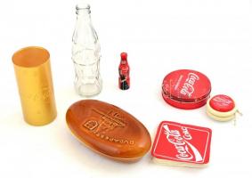 Coca Cola reklámtárgyak (üveg, mini üveg, jojó, poháralátét, stb.), sérült Coca Cola bőröndben