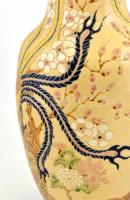 Hatalmas, távol-keleti stílusú, florális és figurális állat motívumokkal díszített padlóváza, mázas ...