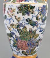 Yuchengfeng jelzéssel. Porcelán váza. Kézzel festett, jelzett, kopásokkal 36 cm