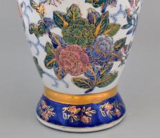 Yuchengfeng jelzéssel. Porcelán váza. Kézzel festett, jelzett, kopásokkal 36 cm