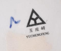 Yuchengfeng jelzéssel. Porcelán váza. Kézzel festett, jelzett, kopásokkal 36 cm